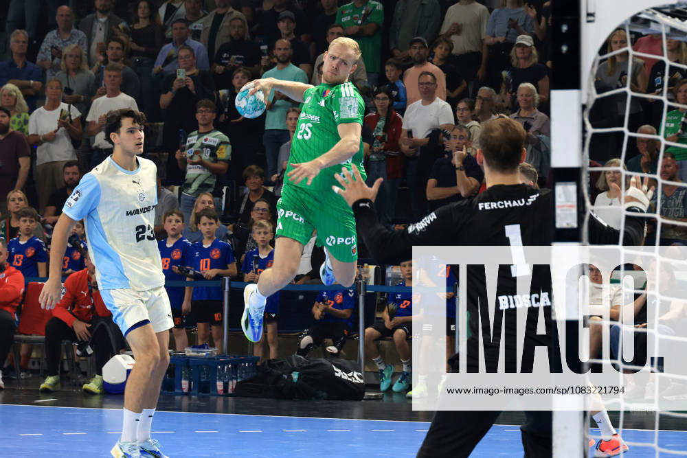 GER Deutschland, Handball, 1.Bundesliga, 27.08.2026, Saison 2026 2027, Berlin, Fuechse Berlin vs Gummersbach Matthes Langhoff ( Fuechse Berlin 25 ), Ignacio Biosca ( VfL Gummersbach 1 ), Nikola Roganovic ( VfL Gummersbach 23 ) nordphoto GmbH Engler Berlin Max-Schmeling-Halle Berlin Deutschland