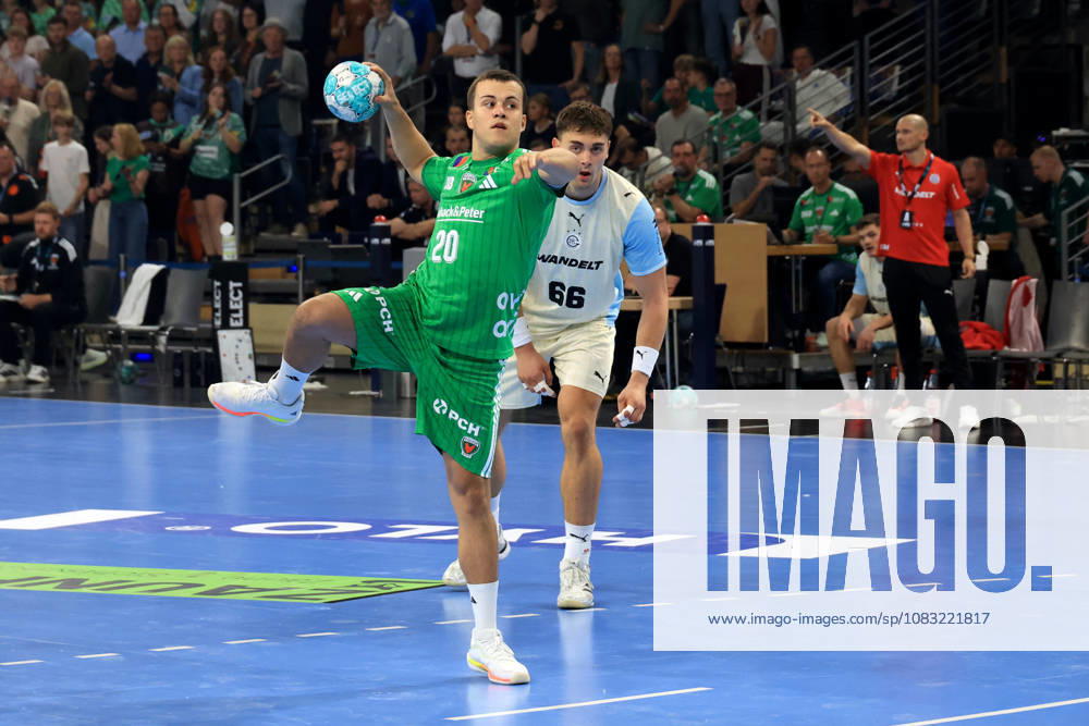GER Deutschland, Handball, 1.Bundesliga, 27.08.2026, Saison 2026 2027, Berlin, Fuechse Berlin vs Gummersbach Freiwurf von Tim Freihoefer ( Fuechse Berlin 20 ) , STEPAN ZEMAN ( VfL Gummersbach 66 ) nordphoto GmbH Engler Berlin Max-Schmeling-Halle Berlin Deutschland