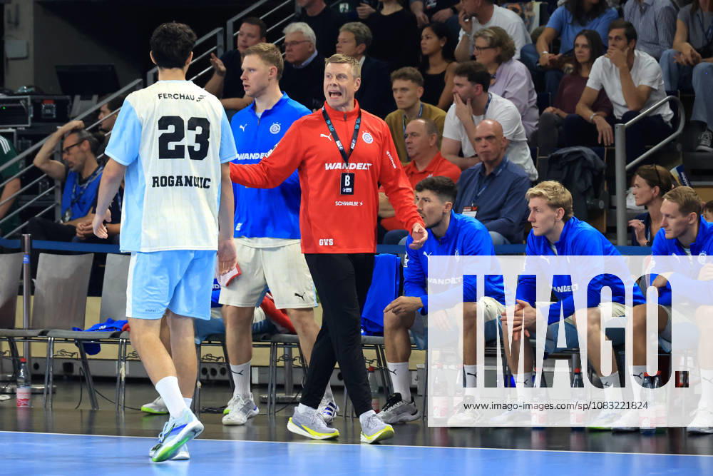 GER Deutschland, Handball, 1.Bundesliga, 27.08.2026, Saison 2026 2027, Berlin, Fuechse Berlin vs Gummersbach Trainer Gudjon Valur Sigurdsson ( VfL Gummersbach ), Nikola Roganovic ( VfL Gummersbach 23 ) nordphoto GmbH Engler Berlin Max-Schmeling-Halle Berlin Deutschland