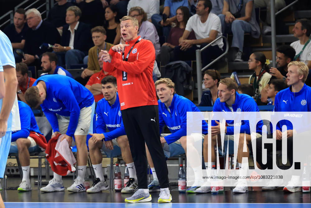 GER Deutschland, Handball, 1.Bundesliga, 27.08.2026, Saison 2026 2027, Berlin, Fuechse Berlin vs Gummersbach Trainer Gudjon Valur Sigurdsson ( VfL Gummersbach ), Gummersbacher-Spielerbank nordphoto GmbH Engler Berlin Max-Schmeling-Halle Berlin Deutschland
