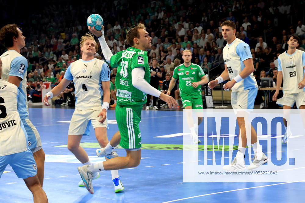 GER Deutschland, Handball, 1.Bundesliga, 27.08.2026, Saison 2026 2027, Berlin, Fuechse Berlin vs Gummersbach Mathias Gidsel ( Fuechse Berlin 19 ), ELLIDI VIDARSSON ( VfL Gummersbach 4 ) nordphoto GmbH Engler Berlin Max-Schmeling-Halle Berlin Deutschland