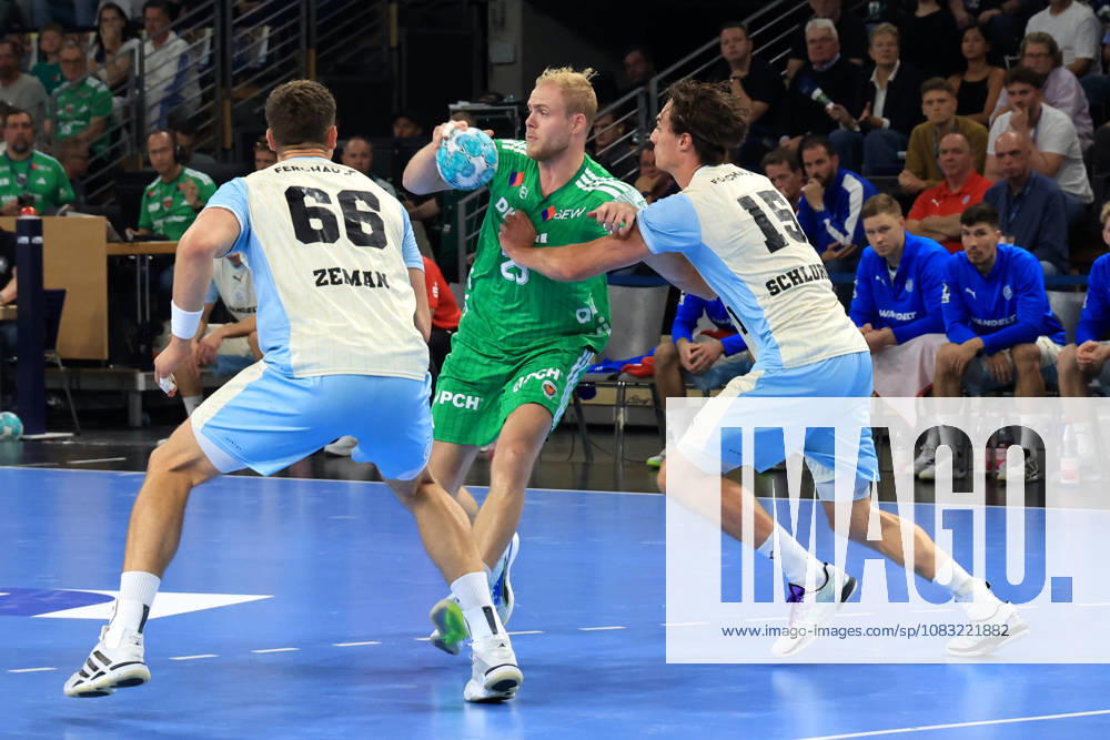 GER Deutschland, Handball, 1.Bundesliga, 27.08.2026, Saison 2026 2027, Berlin, Fuechse Berlin vs Gummersbach Matthes Langhoff ( Fuechse Berlin 25 ), äSTEPAN ZEMAN ( VfL Gummersbach 66 ), MIRO SCHLUROFF ( VfL Gummersbach 15 ) nordphoto GmbH Engler Berlin Max-Schmeling-Halle Berlin Deutschland