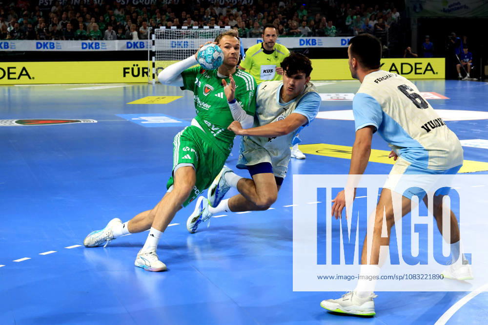 GER Deutschland, Handball, 1.Bundesliga, 27.08.2026, Saison 2026 2027, Berlin, Fuechse Berlin vs Gummersbach Mathias Gidsel ( Fuechse Berlin 19 ), Nikola Roganovic ( VfL Gummersbach 23 ), Milos Vujovic ( VfL Gummersbach 6 ) nordphoto GmbH Engler Berlin Max-Schmeling-Halle Berlin Deutschland