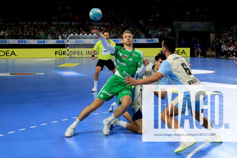 GER Deutschland, Handball, 1.Bundesliga, 27.08.2026, Saison 2026 2027, Berlin, Fuechse Berlin vs Gummersbach Mathias Gidsel ( Fuechse Berlin 19 ), Nikola Roganovic ( VfL Gummersbach 23 ), Milos Vujovic ( VfL Gummersbach 6 ) nordphoto GmbH Engler Berlin Max-Schmeling-Halle Berlin Deutschland