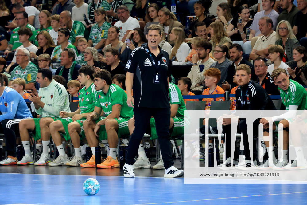 GER Deutschland, Handball, 1.Bundesliga, 27.08.2026, Saison 2026 2027, Berlin, Fuechse Berlin vs Gummersbach Cheftrainer Nicolej Krickau ( Fuechse Berlin ), Fuechse-Spielerbank nordphoto GmbH Engler Berlin Max-Schmeling-Halle Berlin Deutschland