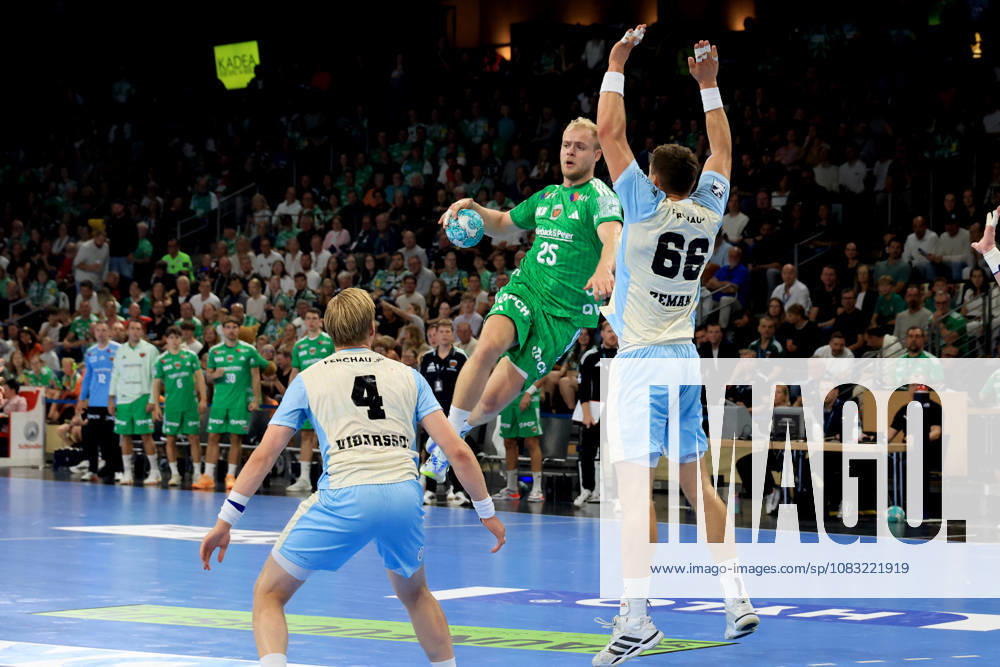 GER Deutschland, Handball, 1.Bundesliga, 27.08.2026, Saison 2026 2027, Berlin, Fuechse Berlin vs Gummersbach Matthes Langhoff ( Fuechse Berlin 25 ), STEPAN ZEMAN ( VfL Gummersbach 66 ), ELLIDI VIDARSSON ( VfL Gummersbach 4 ) nordphoto GmbH Engler Berlin Max-Schmeling-Halle Berlin Deutschland