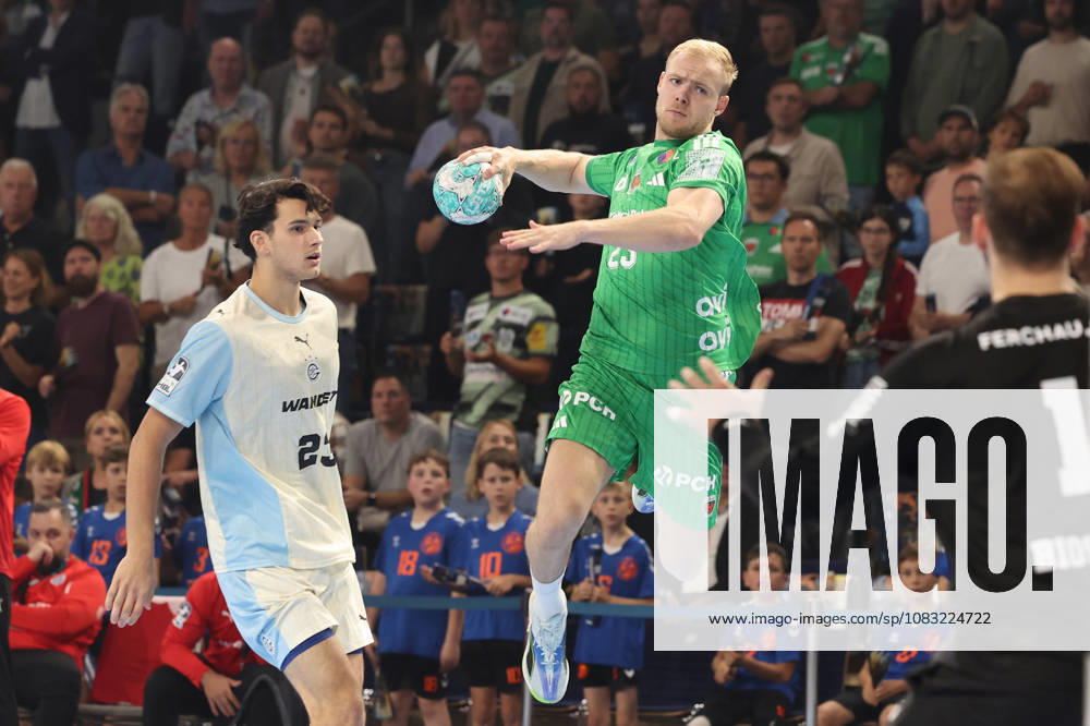 Handball, Opel HBL, Saison 2026 2027, 1.HBL, Füchse Berlin - VfL Gummersbach, Max-Schmeling-Halle:Matthes Langhoff (Füchse Berlin 25) im Angriff, gegen Ignacio Biosca (VfL Gummersbach 1) Berlin Deutschkand