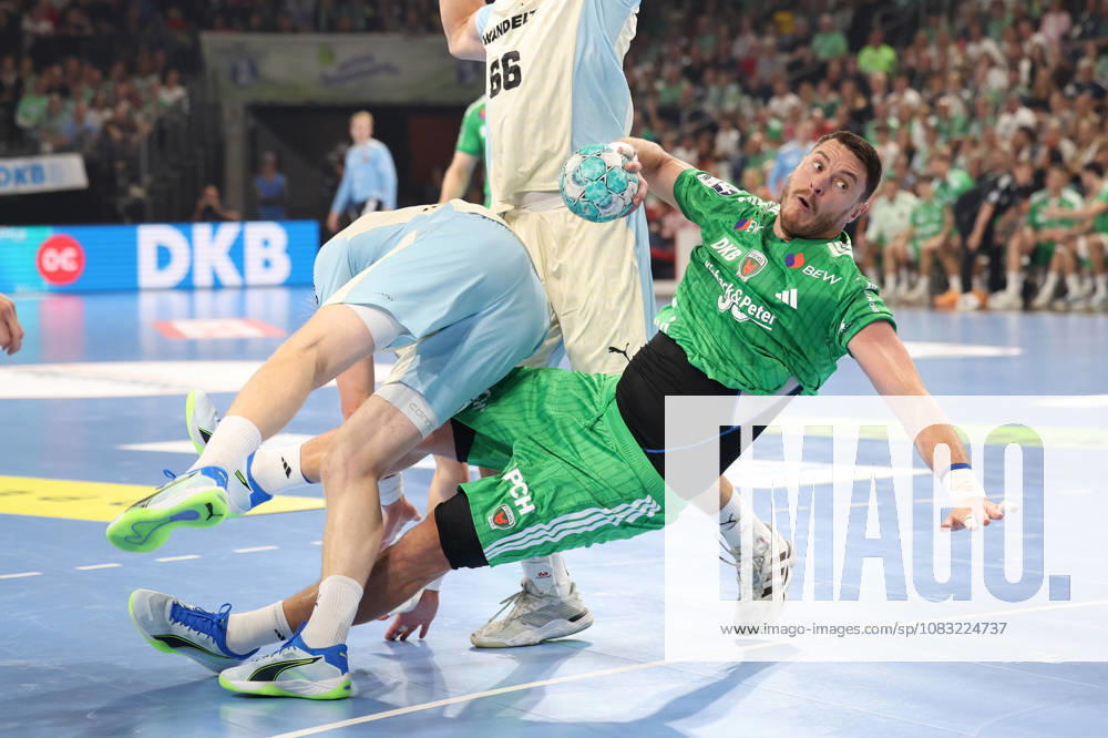 Handball, Opel HBL, Saison 2026 2027, 1.HBL, Füchse Berlin - VfL Gummersbach, Max-Schmeling-Halle:Mijajlo Marsenic (Füchse Berlin 93) im Angriff gegen Ellidi Snaer Vidarsson (VfL Gummersbach 4) Berlin Deutschkand