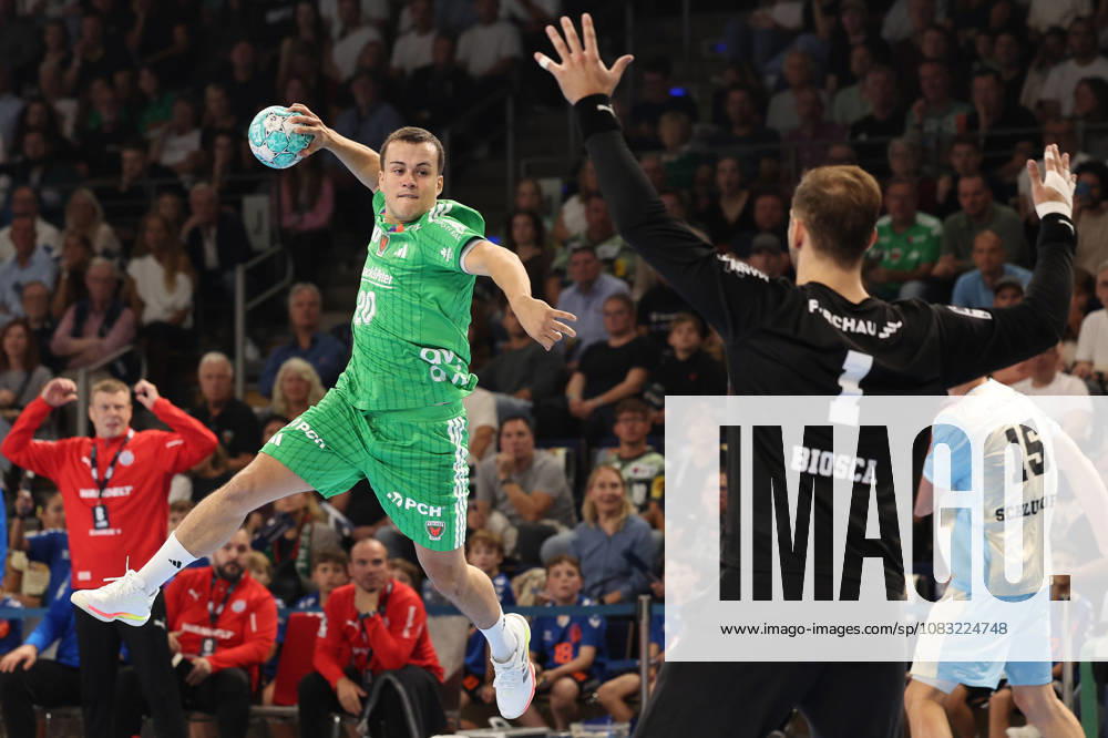 Handball, Opel HBL, Saison 2026 2027, 1.HBL, Füchse Berlin - VfL Gummersbach, Max-Schmeling-Halle:Tim Freihöfer (Füchse Berlin 20) im Angriff gegen Ignacio Biosca (VfL Gummersbach 1) Berlin Deutschkand