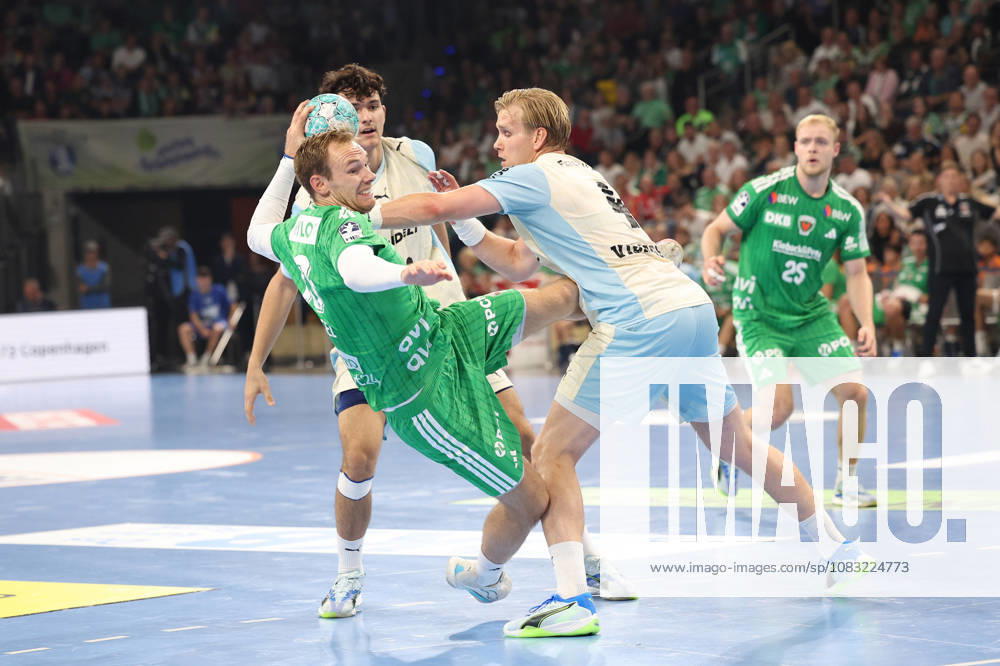 Handball, Opel HBL, Saison 2026 2027, 1.HBL, Füchse Berlin - VfL Gummersbach, Max-Schmeling-Halle:Mathias Gidsel (Füchse Berlin 19) im Angriff gegen Ellidi Snaer Vidarsson (VfL Gummersbach 4) Berlin Deutschkand
