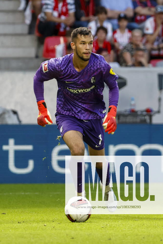 Mio Backhaus (SC Freiburg, 01) am Ball , Deutschland, Fussball, 1. Bundesliga, 3.Spieltag, 2026 2027, SC Freiburg vs. Borussia Mönchengladbach, 12.09.2026, Freiburg im Breisgau Europa-Park Stadion Deutschland