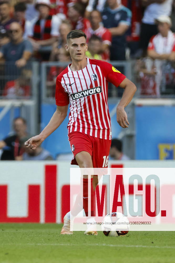 Yannik Engelhardt (SC Freiburg, 16) am Ball , Deutschland, Fussball, 1. Bundesliga, 3.Spieltag, 2026 2027, SC Freiburg vs. Borussia Mönchengladbach, 12.09.2026, Freiburg im Breisgau Europa-Park Stadion Deutschland