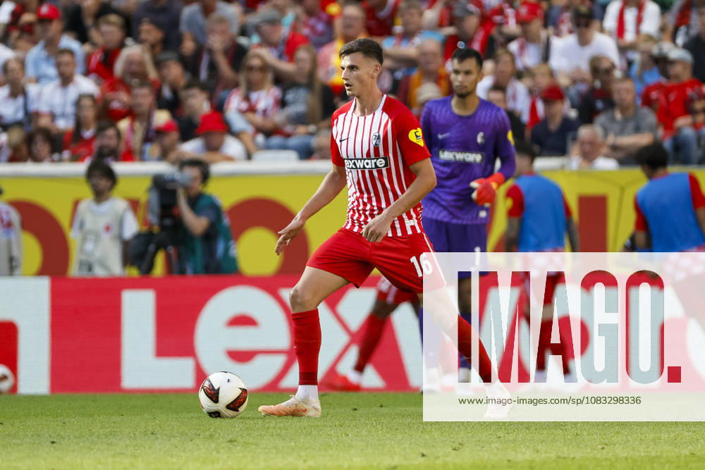 Yannik Engelhardt (SC Freiburg, 16) am Ball , Deutschland, Fussball, 1. Bundesliga, 3.Spieltag, 2026 2027, SC Freiburg vs. Borussia Mönchengladbach, 12.09.2026, Freiburg im Breisgau Europa-Park Stadion Deutschland