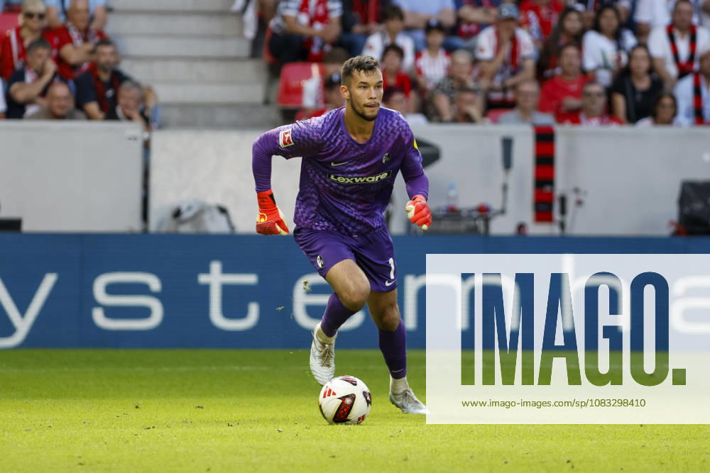 Mio Backhaus (SC Freiburg, 01) am Ball , Deutschland, Fussball, 1. Bundesliga, 3.Spieltag, 2026 2027, SC Freiburg vs. Borussia Mönchengladbach, 12.09.2026, Freiburg im Breisgau Europa-Park Stadion Deutschland