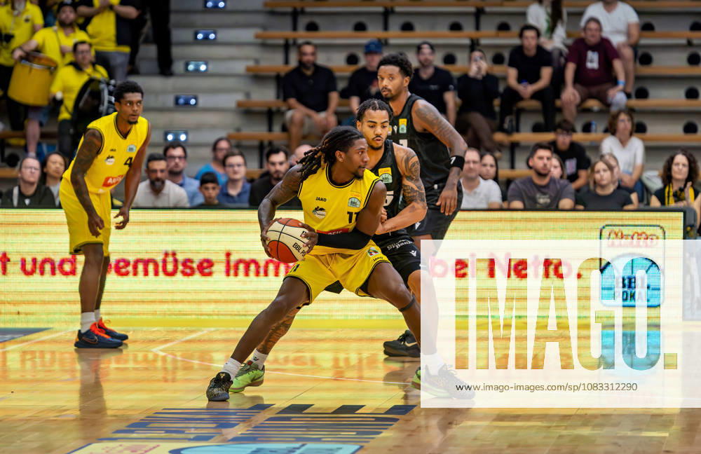 Tyrel Morgan (Kreisbau Kirchheim Knights, 11) gegen Ish Leggett (MHP Riesen Ludwigsburg, 05). Kreisbau Kirchheim Knights vs MHP Riesen Ludwigsburg, Basketball,Netto BBL Pokal, Pokalspiel, Saison 2026 2027, 13.09.2026, Kreisbau Kirchheim Knights vs MHP Riesen Ludwigsburg, Basketball,Netto BBL Pokal, Pokalspiel, Saison 2026 2027, 13.09.2026 Goeppingen