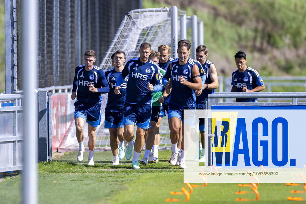 Fussball, Training des FC Schalke 04. v. l. Robin Gosens (FC Schalke 04), Ron Schallenberg (FC Schalke 04), Edin Dzeko (FC Schalke 04), Timo Becker (FC Schalke 04), Nikola Katic (FC Schalke 04), Maximilian Wöber (FC Schalke 04), Hee-chan Hwang (FC Schalke 04) laufen sich warm. Gelsenkirchen Trainingsgelände FC Schalke 04 NRW Deutschland xRHR-FOTO YYx