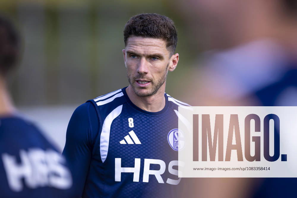 Fussball, Training des FC Schalke 04. Robin Gosens (FC Schalke 04). Gelsenkirchen Trainingsgelände FC Schalke 04 NRW Deutschland xRHR-FOTO YYx