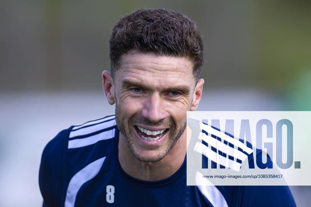 Fussball, Training des FC Schalke 04. Robin Gosens (FC Schalke 04) lacht. Gelsenkirchen Trainingsgelände FC Schalke 04 NRW Deutschland xRHR-FOTO YYx