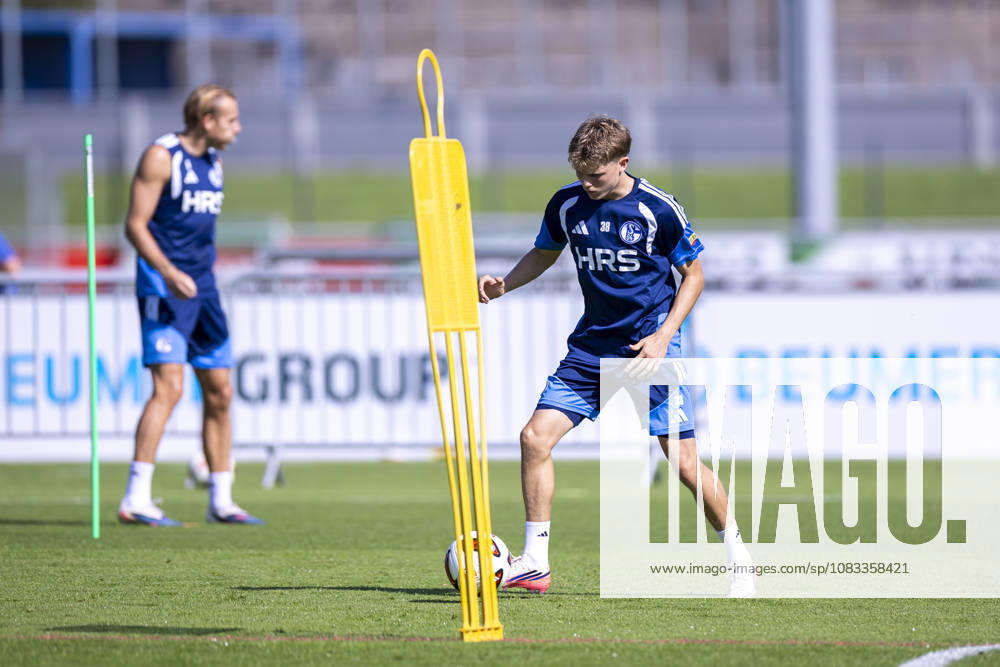 Fussball, Training des FC Schalke 04. Luca Vozar (FC Schalke 04). Gelsenkirchen Trainingsgelände FC Schalke 04 NRW Deutschland xRHR-FOTO YYx