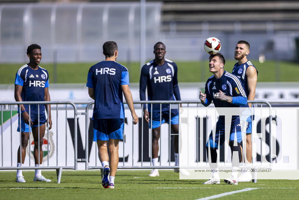 Fussball, Training des FC Schalke 04. v. l. Junior Adamu (FC Schalke 04), Ron Schallenberg (FC Schalke 04), Bryan Lasme (FC Schalke 04), Torwart Kevin Müller (FC Schalke 04), Hasan Kurucay (FC Schalke 04) spielen Fussballtennis. Gelsenkirchen Trainingsgelände FC Schalke 04 NRW Deutschland xRHR-FOTO YYx