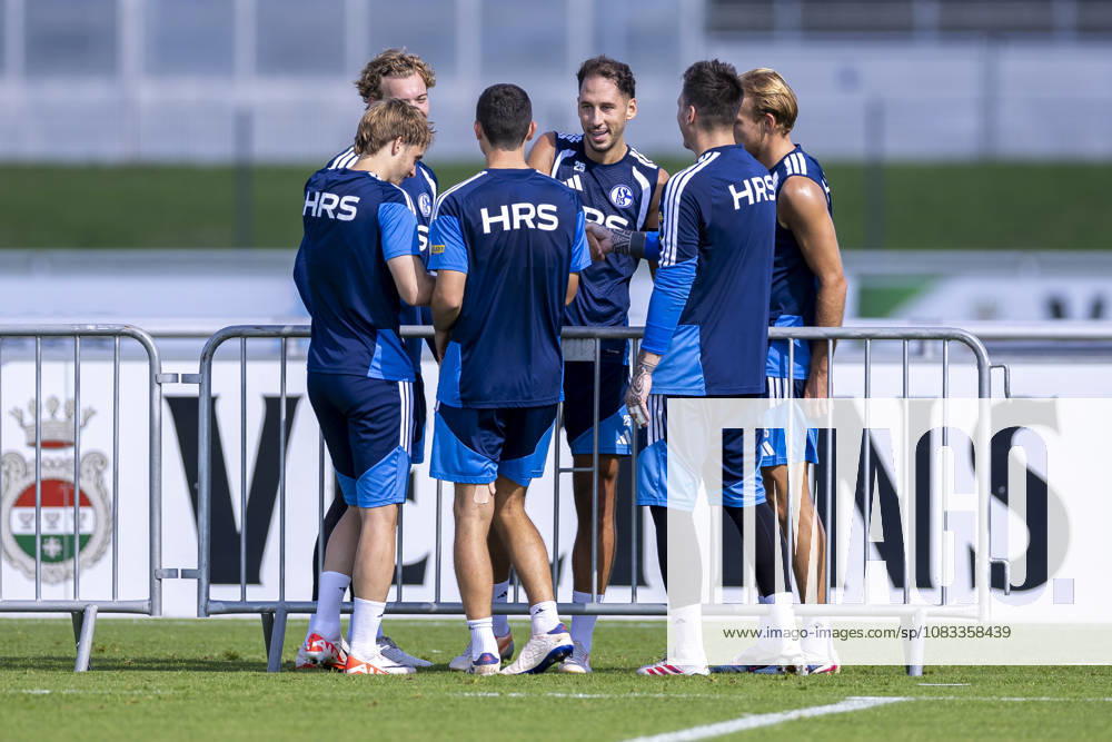 Fussball, Training des FC Schalke 04. v. l. Finn Porath (FC Schalke 04), Ron Schallenberg (FC Schalke 04), Nikola Katic (FC Schalke 04), Torwart Kevin Müller (FC Schalke 04), Timo Becker (FC Schalke 04). Gelsenkirchen Trainingsgelände FC Schalke 04 NRW Deutschland xRHR-FOTO YYx