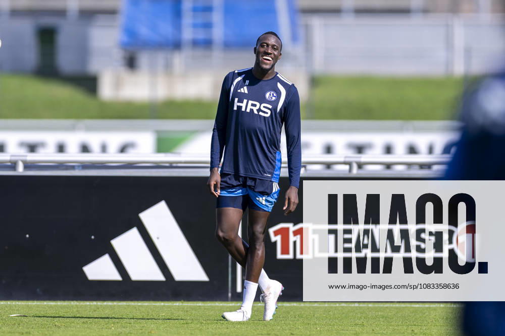 Fussball, Training des FC Schalke 04. Bryan Lasme (FC Schalke 04) lacht. Gelsenkirchen Trainingsgelände FC Schalke 04 NRW Deutschland xRHR-FOTO YYx