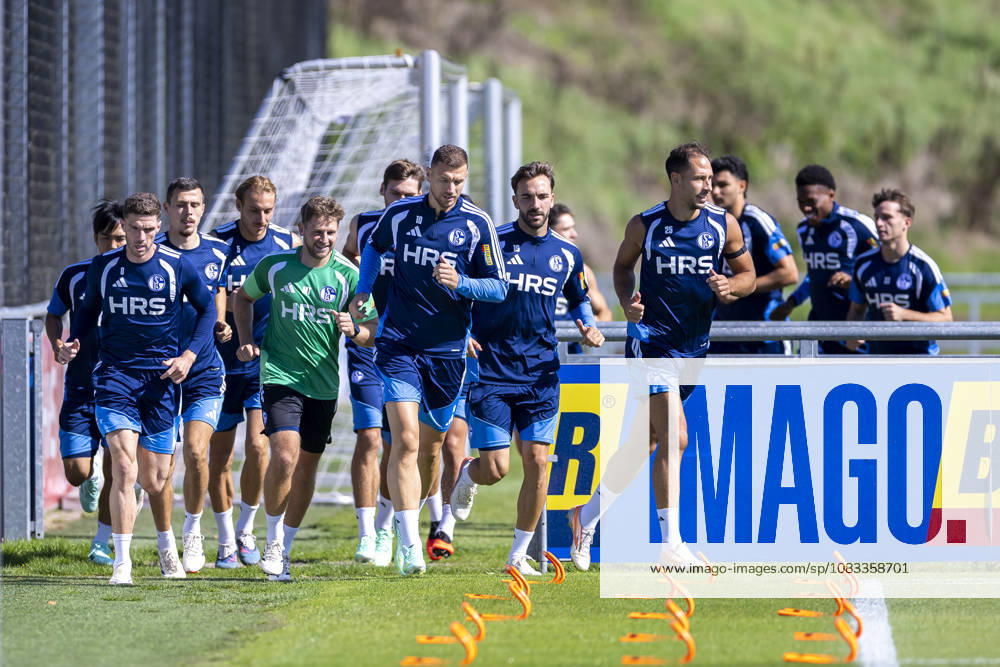 Fussball, Training des FC Schalke 04. v. l. Robin Gosens (FC Schalke 04), Ron Schallenberg (FC Schalke 04), Timo Becker (FC Schalke 04), Reha-Trainer Marc Thum (FC Schalke 04), Edin Dzeko (FC Schalke 04), Kenan Karaman (FC Schalke 04), Nikola Katic (FC Schalke 04) laufen. Gelsenkirchen Trainingsgelände FC Schalke 04 NRW Deutschland xRHR-FOTO YYx