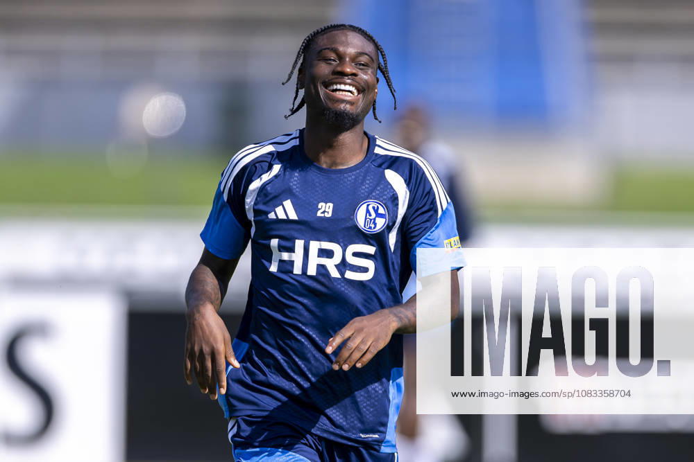 Fussball, Training des FC Schalke 04. Junior Dina Ebimbe (FC Schalke 04) lacht. Gelsenkirchen Trainingsgelände FC Schalke 04 NRW Deutschland xRHR-FOTO YYx