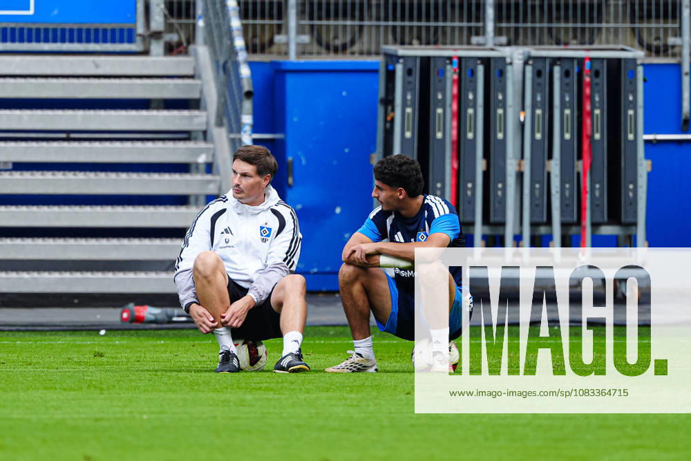Merlin Polzin (Hamburger SV, Trainer), Martin Adeline (Hamburger SV, 05) GER, Training Hamburger SV, Fussball, 1. Bundesliga, Saison 2026 2027, 15.09.2026 GER, Training Hamburger SV, Fussball, 1. Bundesliga, Saison 2026 2027, 15.09.2026 Hamburg