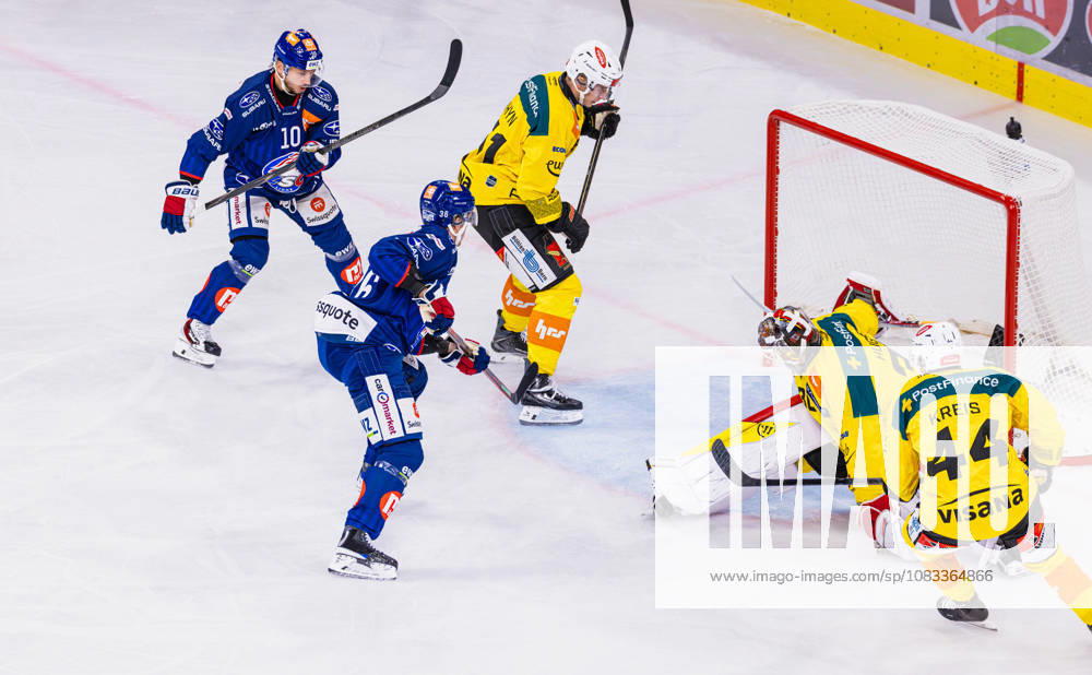 Ice hockey, Eishockey National League Regular Season - ZSC Lions vs. SC Ber Zurich, Switzerland, 15th Sep 2026: 6th minute, 36 Simon Knack (ZSC Likons) equalizes to 1-1. Teammate 10 Sven Andrighetto watches. Goaltender 30 Connor Hughes, 44 Samuel Kreis and 51 Nils Rhyn (all Bern) are beaten for the first time.