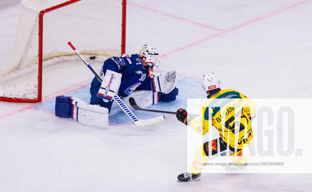 Ice hockey, Eishockey National League Regular Season - ZSC Lions vs. SC Ber Zurich, Switzerland, 15th Sep 2026: 18th minute 57 Davyd Barandun (Bern) beats goaltender 30 Simon Hrubec (ZSC Lions) for the second time. Score 1:2.