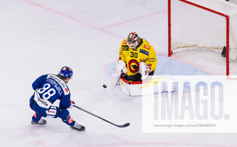 Ice hockey, Eishockey National League Regular Season - ZSC Lions vs. SC Ber Zurich, Switzerland, 15th Sep 2026: 88 Malte Strömwall (ZSC Lions) goes one-on-one against goaltender 30 Connor Hughes (Bern). The goalie wins the 1-on-1 duel.