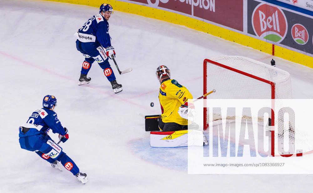 Ice hockey, Eishockey National League Regular Season - ZSC Lions vs. SC Ber Zurich, Switzerland, 15th Sep 2026: Goaltender 30 Connor Hughes (Bern) failed to capitalize on the 2-on-1 situation in front of his net. 28 Jesper Fröden and 38 Rudolf Balcers (both ZSC Lions) were unsuccessful.