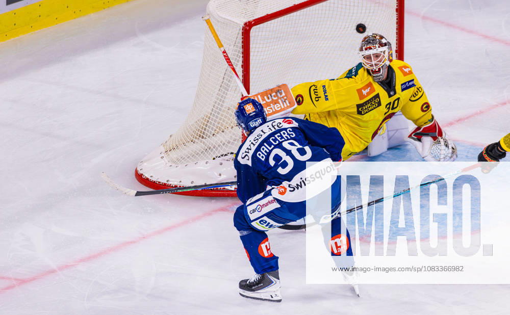 Ice hockey, Eishockey National League Regular Season - ZSC Lions vs. SC Ber Zurich, Switzerland, 15th Sep 2026: 26th minute 38 Rudolf Balcers (ZSC Lions) beats goalkeeper 30 Connor Hughes (Bern) to equalize at 2:2.