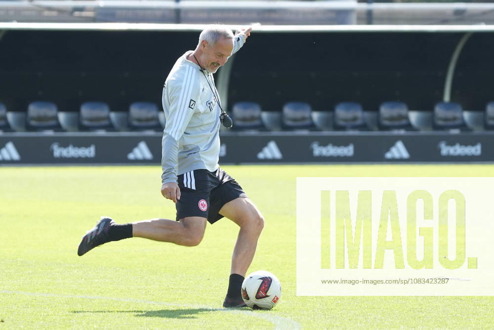 Trainer Adi Hütter (Eintracht Frankfurt) schießt - 17.09.2026 Bundesliga, Saison 26 27: Eintracht Frankfurt Training