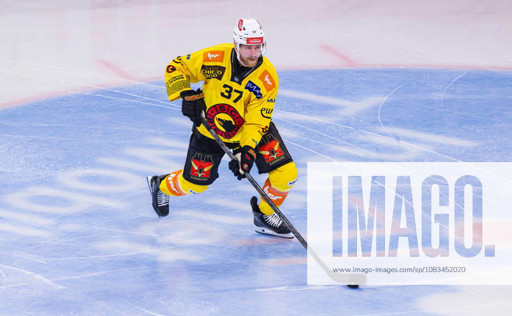 Ice hockey, Eishockey National League Regular Season - ZSC Lions vs. SC Ber Zurich, Switzerland, 15th Sep 2026: 37 Anton Lindholm, defender SC Bern with the puck.