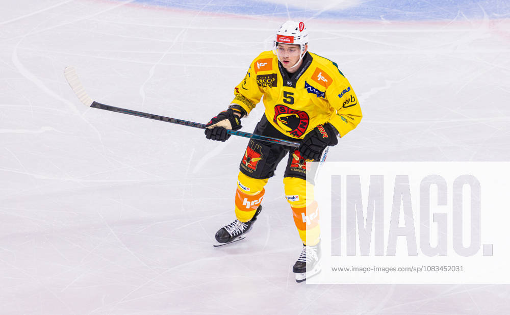 Ice hockey, Eishockey National League Regular Season - ZSC Lions vs. SC Ber Zurich, Switzerland, 15th Sep 2026: 5 Ian Mitchell, defender SC Bern.