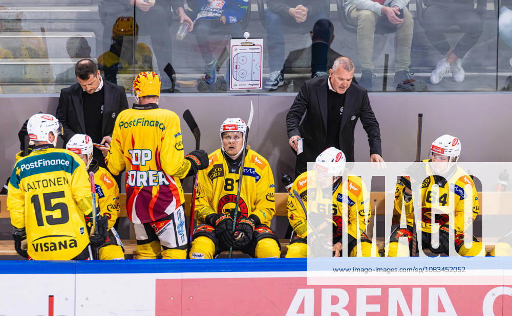 Ice hockey, Eishockey National League Regular Season - ZSC Lions vs. SC Ber Zurich, Switzerland, 15th Sep 2026: SC Bern head coach Serge Aubin on the players bench. In front of him are 15 Miro Aaltonen, top scorer Waltteri Merelä, 81 Rodrigo Abols, 66 Sony Milano, and 64 Mats Alge.