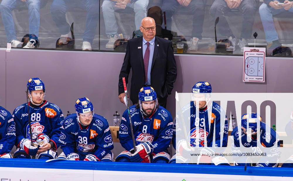 Ice hockey, Eishockey National League Regular Season - ZSC Lions vs. SC Ber Zurich, Switzerland, 15th Sep 2026: ZSC Lions head coach Claude Julien on the players bench. In front of him are 88 Malte Strömwall, 38 Rudolf Balcers, 8 Willy Riedi, 83 Juho Lammikko, and 79 Thierry Bader.