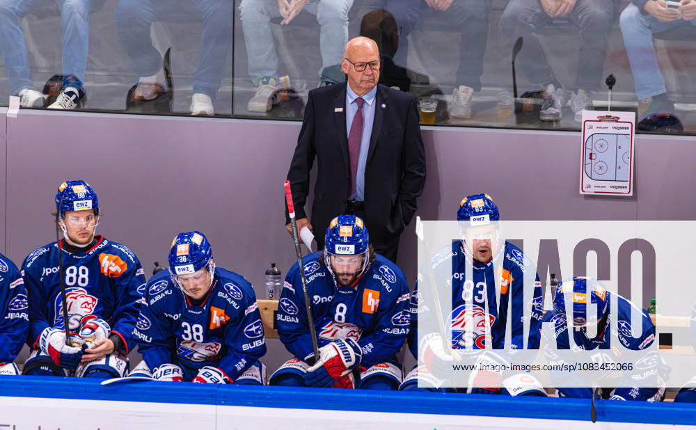 Ice hockey, Eishockey National League Regular Season - ZSC Lions vs. SC Ber Zurich, Switzerland, 15th Sep 2026: ZSC Lions head coach Claude Julien on the players bench. In front of him are 88 Malte Strömwall, 38 Rudolf Balcers, 8 Willy Riedi, 83 Juho Lammikko, and 79 Thierry Bader.