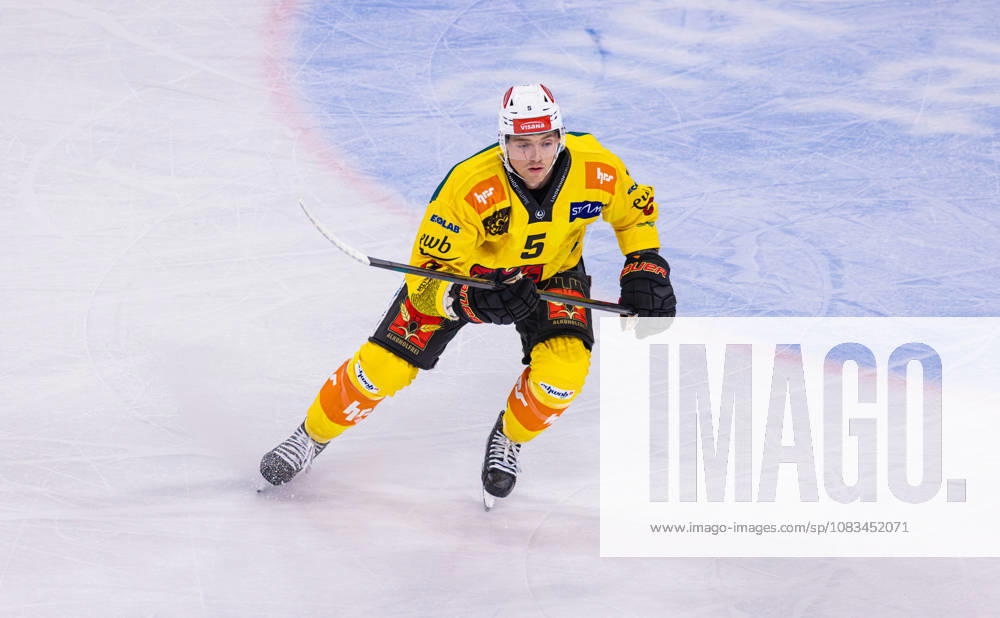 Ice hockey, Eishockey National League Regular Season - ZSC Lions vs. SC Ber Zurich, Switzerland, 15th Sep 2026: 5 Ian Mitchell, defender SC Bern.