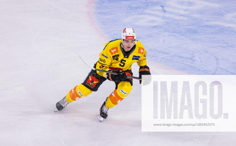 Ice hockey, Eishockey National League Regular Season - ZSC Lions vs. SC Ber Zurich, Switzerland, 15th Sep 2026: 5 Ian Mitchell, defender SC Bern.