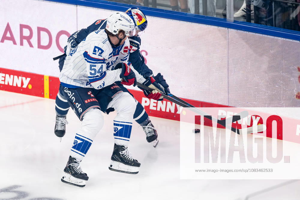 Kampf um den Puck Zweikampf zwischen Taro Hirose (EHC Red Bull Muenchen, 17) und Jeremie Poirier (Adler Mannheim, 54) GER, EHC Red Bull Muenchen vs. Adler Mannheim, Eishockey, DEL, Saison 2026 2027, 1. Spieltag, 18.09.2026. Foto: HMB Media Franz Feiner