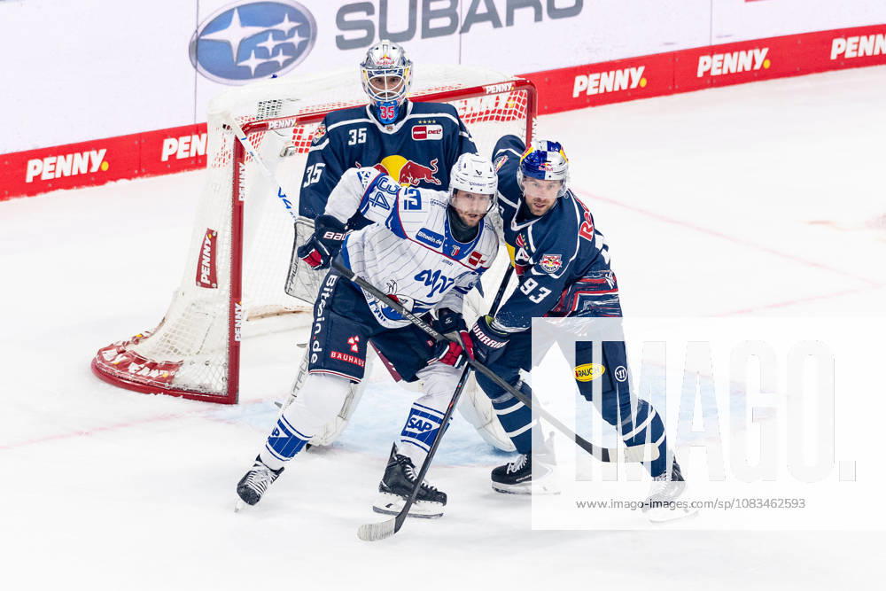 Maximilian Kastner (EHC Red Bull Muenchen, 93) verteidigt gegen Tom Kuehnhackl (Adler Mannheim, 34) vor dem Tor von Mathias Niederberger (Torwart, EHC Red Bull Muenchen, 35) GER, EHC Red Bull Muenchen vs. Adler Mannheim, Eishockey, DEL, Saison 2026 2027, 1. Spieltag, 18.09.2026. Foto: HMB Media Franz Feiner