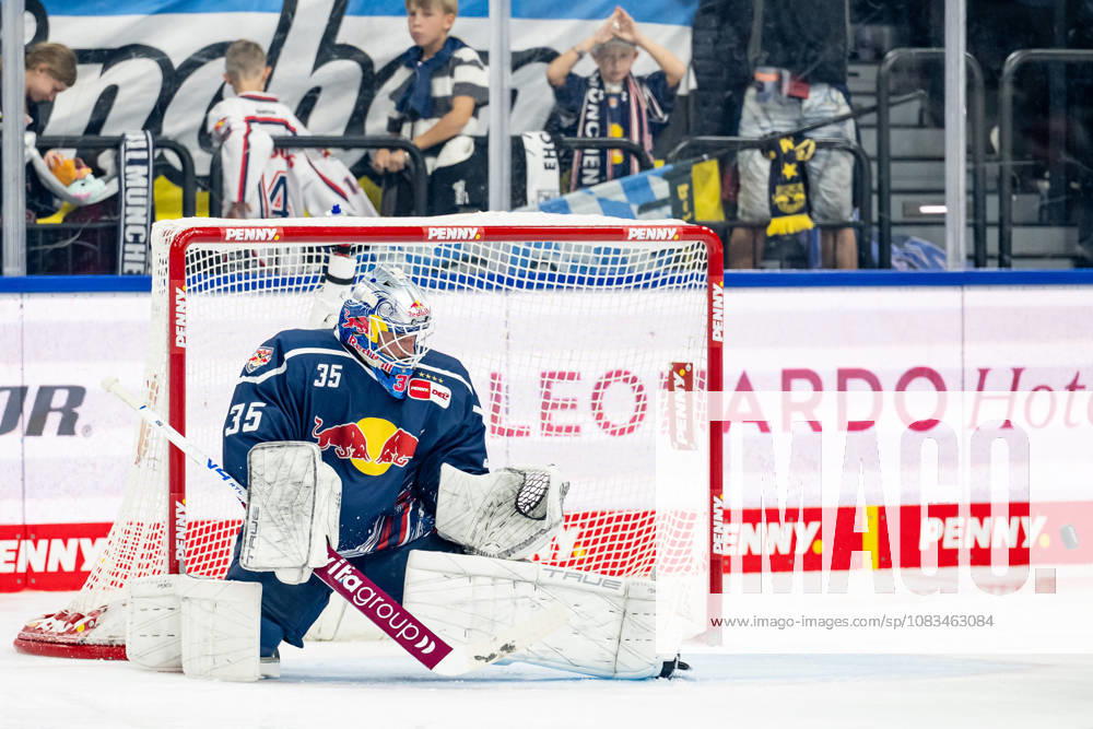 Mathias Niederberger (Torwart, EHC Red Bull Muenchen, 35) bei der Abwehr eines Pucks GER, EHC Red Bull Muenchen vs. Adler Mannheim, Eishockey, DEL, Saison 2026 2027, 1. Spieltag, 18.09.2026. Foto: HMB Media Heike Feiner