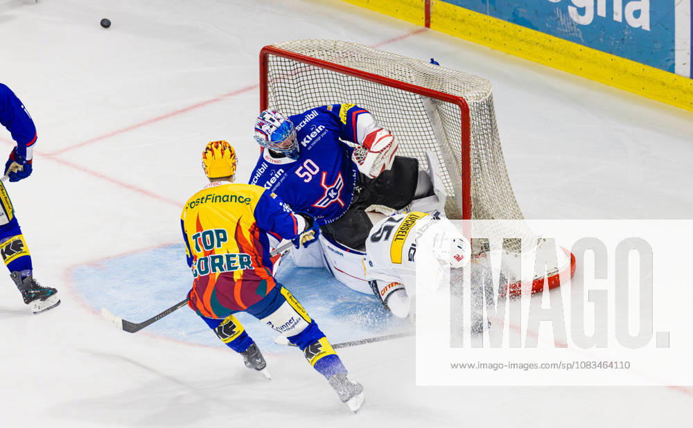 Ice hockey, Eishockey National League Regular Season - EHC Kloten vs HC Lug Kloten, Switzerland, 18th Sep 2026: 15 Olle Lychsell (Lugano) flies towards goaltender 50 Reto Berra (Kloten), the puck goes well wide. Top scorer Max Lindroth (Kloten) watches the play.