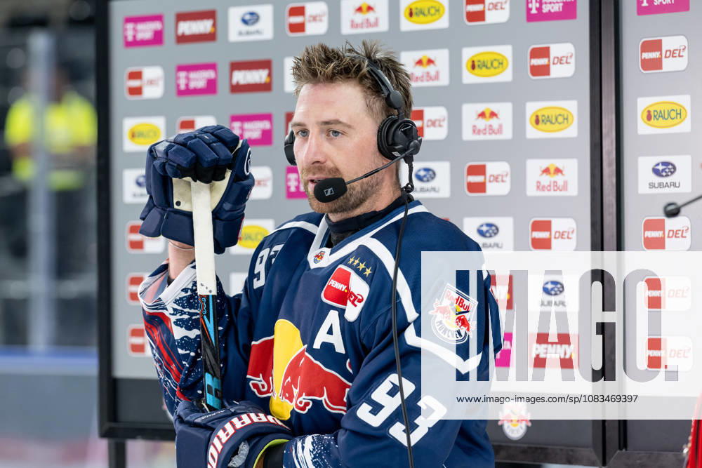 Maximilian Kastner (EHC Red Bull Muenchen, 93) beim Interview nach dem Spiel GER, EHC Red Bull Muenchen vs. Adler Mannheim, Eishockey, DEL, Saison 2026 2027, 1. Spieltag, 18.09.2026. Foto: HMB Media Heike Feiner