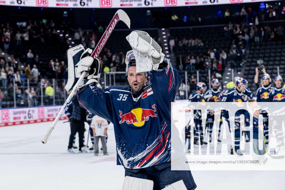 Mathias Niederberger (Torwart, EHC Red Bull Muenchen, 35) feiert den Sieg vor der Fankurve GER, EHC Red Bull Muenchen vs. Adler Mannheim, Eishockey, DEL, Saison 2026 2027, 1. Spieltag, 18.09.2026. Foto: HMB Media Heike Feiner