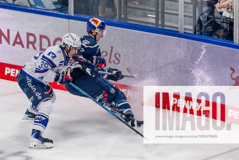 Kampf um den Puck Zweikampf zwischen Max Calce (Adler Mannheim, 39) und Veit Oswald (EHC Red Bull Muenchen, 27) GER, EHC Red Bull Muenchen vs. Adler Mannheim, Eishockey, DEL, Saison 2026 2027, 1. Spieltag, 18.09.2026. Foto: HMB Media Franz Feiner