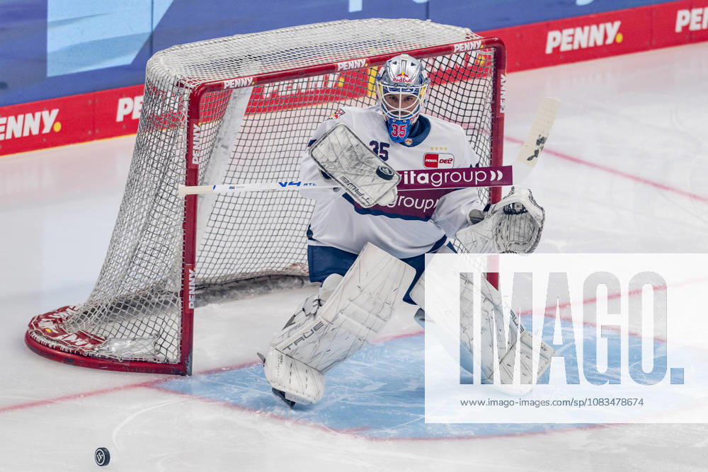 Mathias Niederberger (Torwart, EHC Red Bull Muenchen, 35) beim Warmup GER, EHC Red Bull Muenchen vs. Adler Mannheim, Eishockey, DEL, Saison 2026 2027, 1. Spieltag, 18.09.2026. Foto: HMB Media Franz Feiner